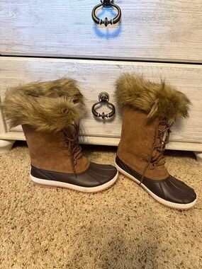 Women’s Faux-Fur Trim Brown Winter Lace-Up Boots